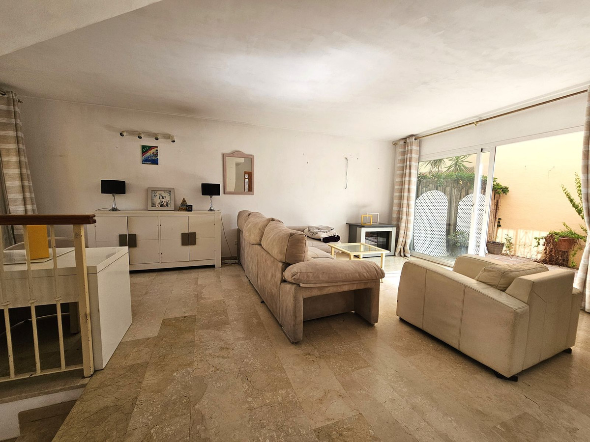 Casa Adosada de 4 Dormitorios y 5 Baños en venta en Nueva Andalucía, Marbella