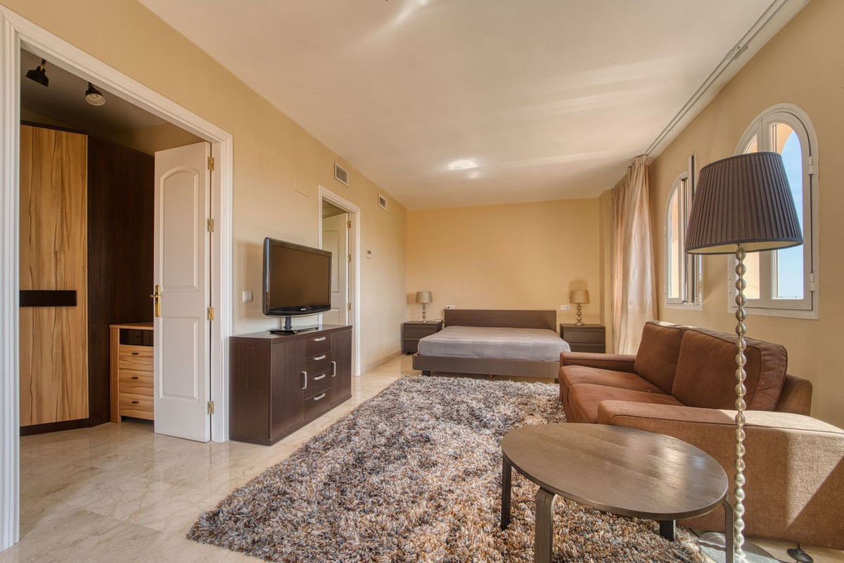 Ático de 3 Dormitorios y 2 Baños en venta en Elviria, Marbella