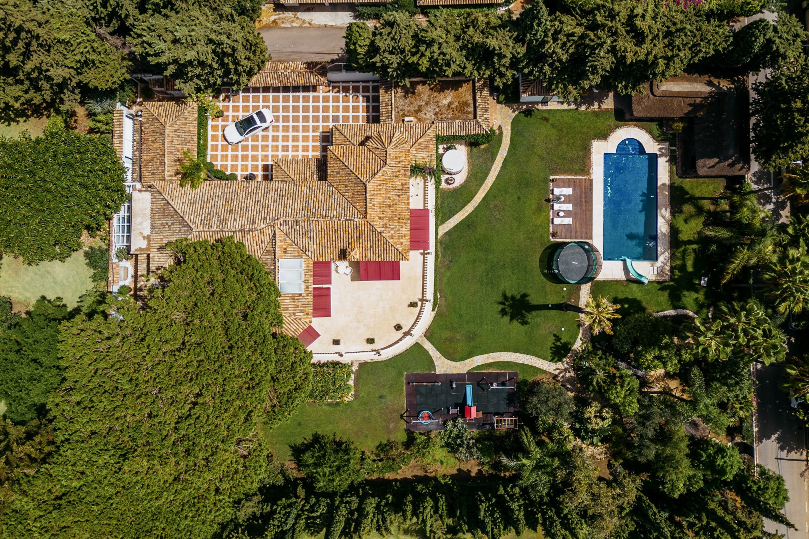 Casa de 5 Dormitorios y 6 Baños en venta en Milla de Oro, Marbella