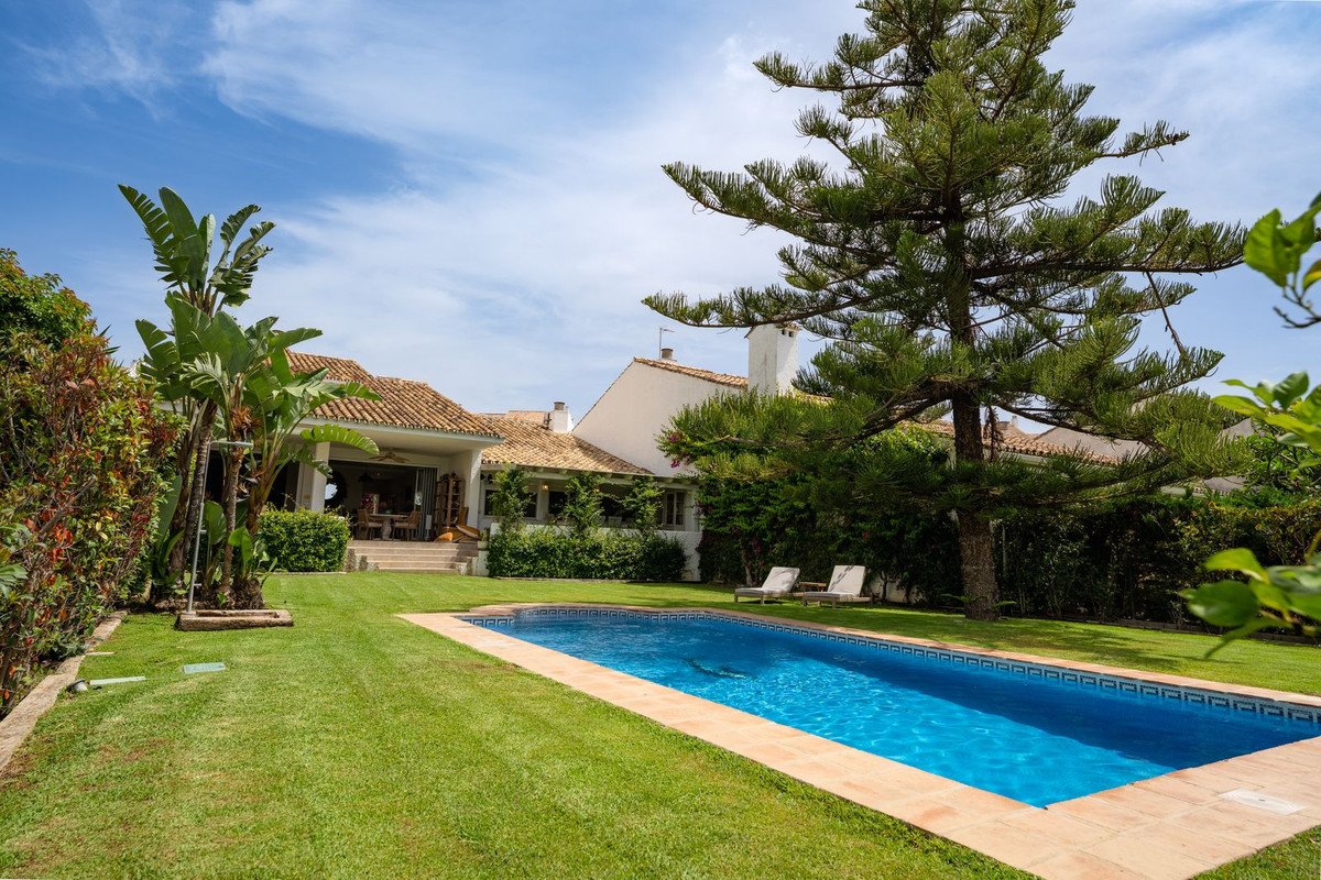Casa de 7 Dormitorios y 7 Baños en alquiler vacacional en Guadalmina Baja, San Pedro de Alcántara
