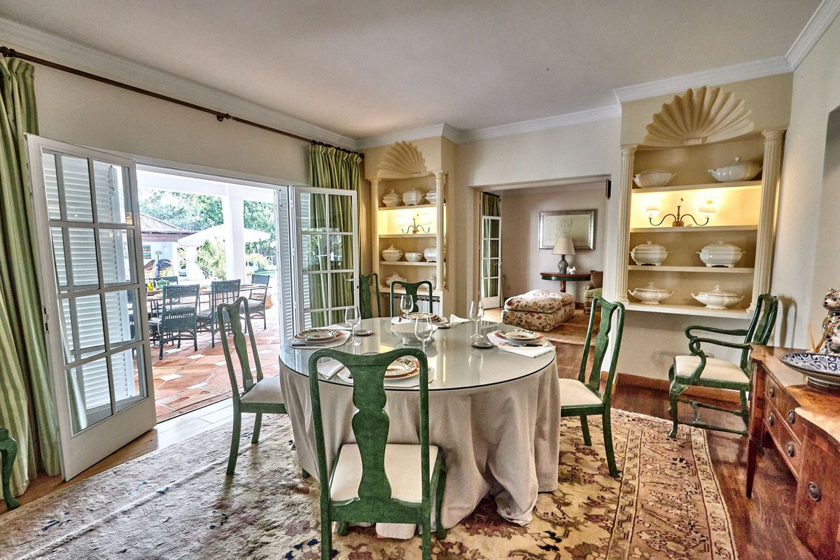 Casa de 7 Dormitorios y 5 Baños en venta en Guadalmina Baja, San Pedro de Alcántara