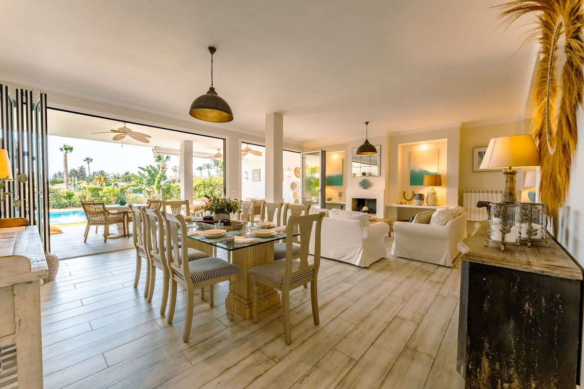 Casa de 7 Dormitorios y 7 Baños en alquiler vacacional en Guadalmina Baja, San Pedro de Alcántara