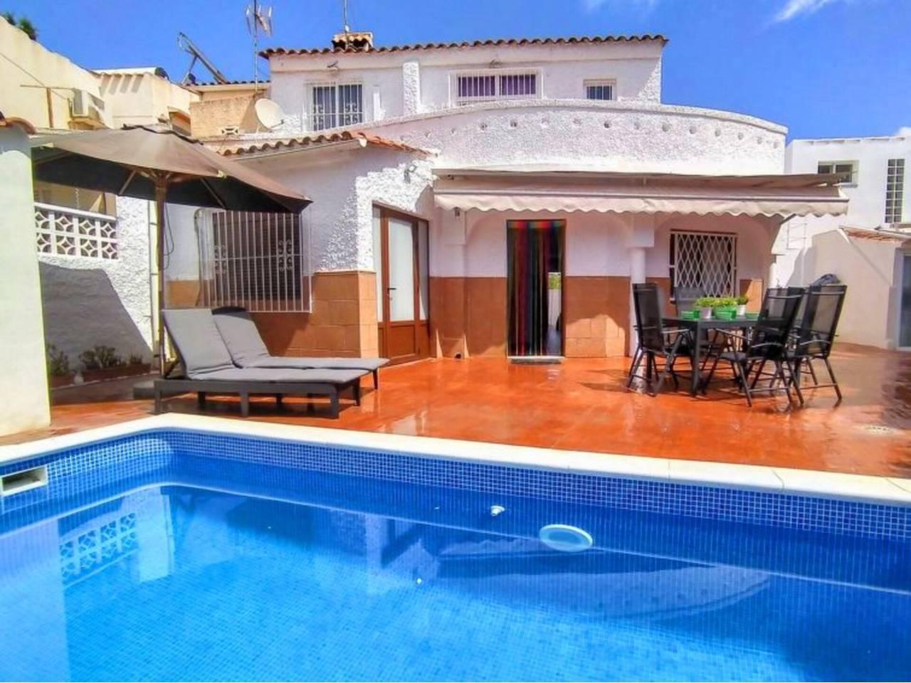 Casa Adosada de 5 Dormitorios en venta en Alicante