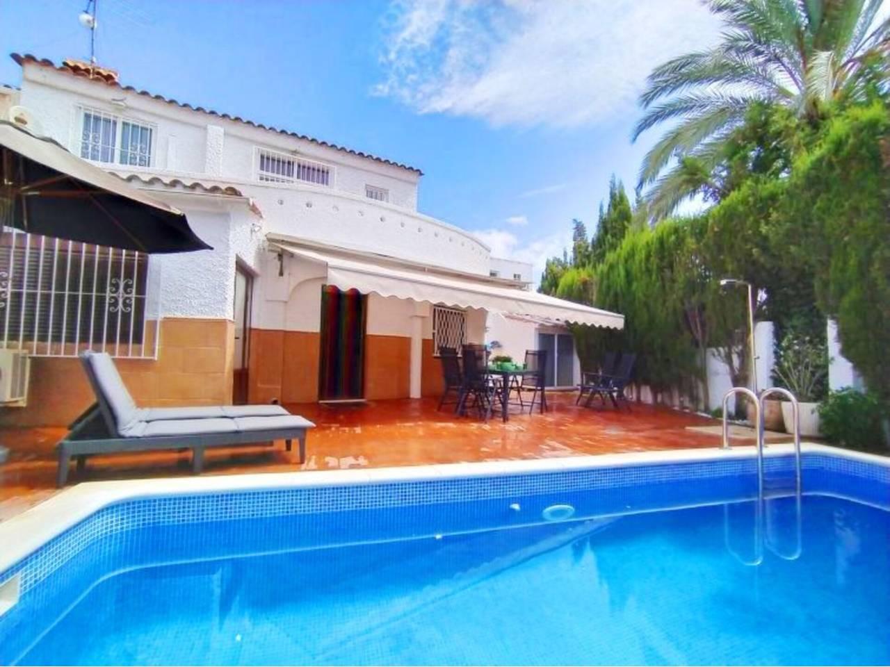 Casa Adosada de 5 Dormitorios en venta en Alicante