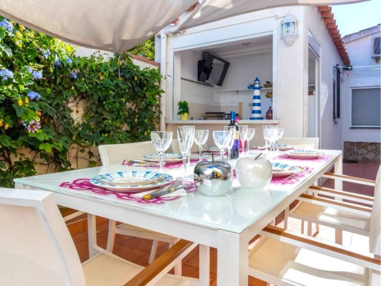 Casa Adosada de 3 Dormitorios y 2 Baños en venta en Empuriabrava