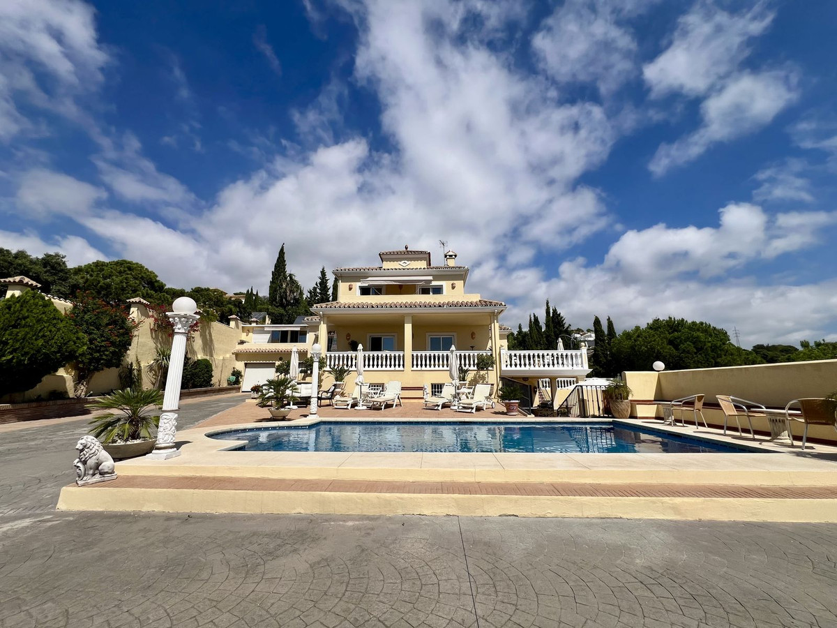 Finca de 6 Dormitorios en venta en Estepona