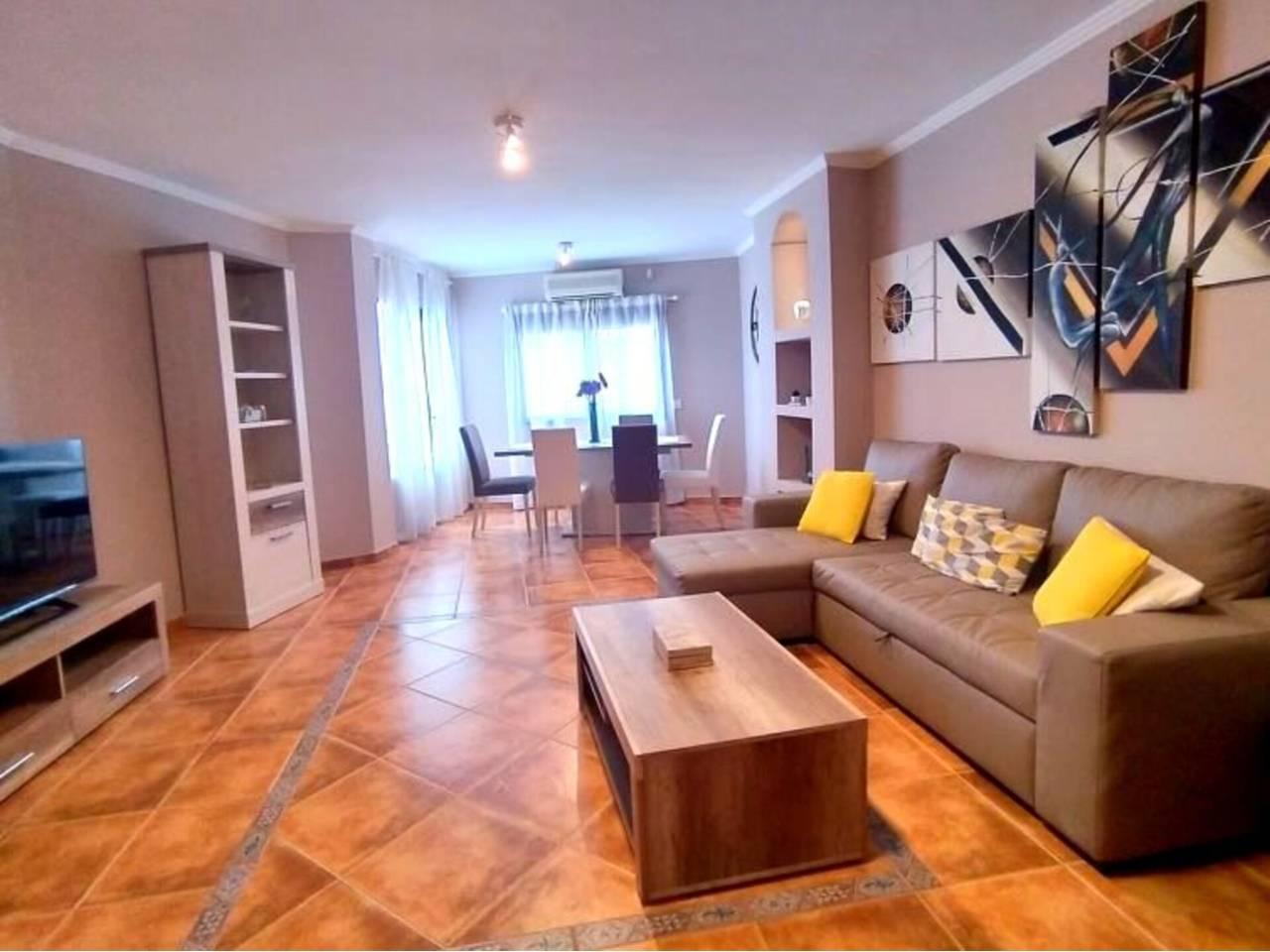 Casa Adosada de 5 Dormitorios en venta en Alicante