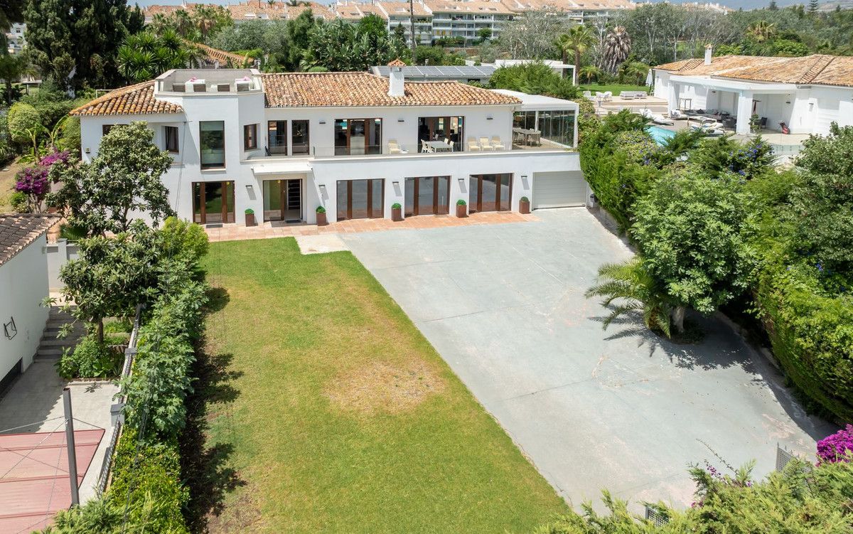 Casa de 8 Dormitorios y 8 Baños en venta en San Pedro de Alcántara