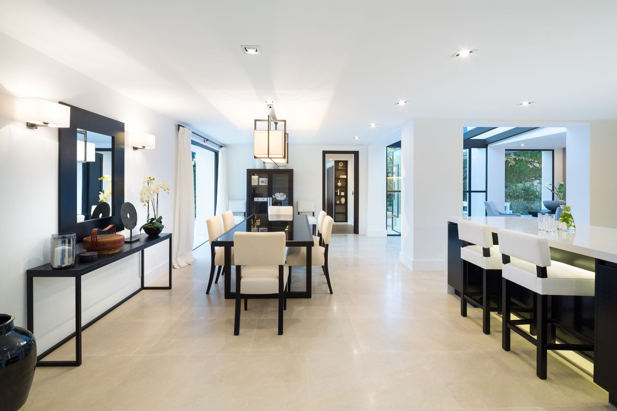 Casa de 5 Dormitorios y 5 Baños en venta en Nueva Andalucía, Marbella