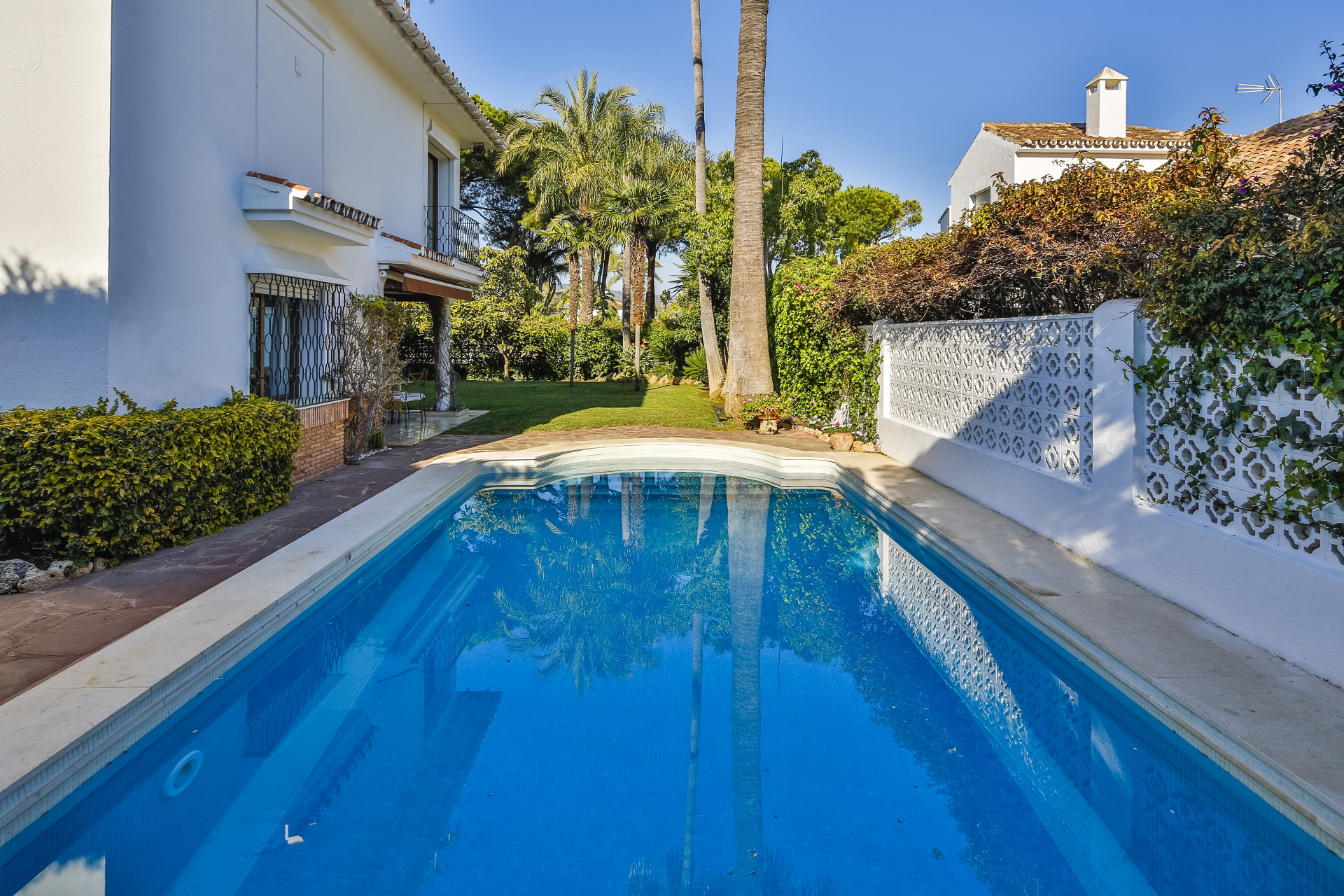 6 Slaapk., 4 Badk. - Villa te koop in Los Monteros, Marbella