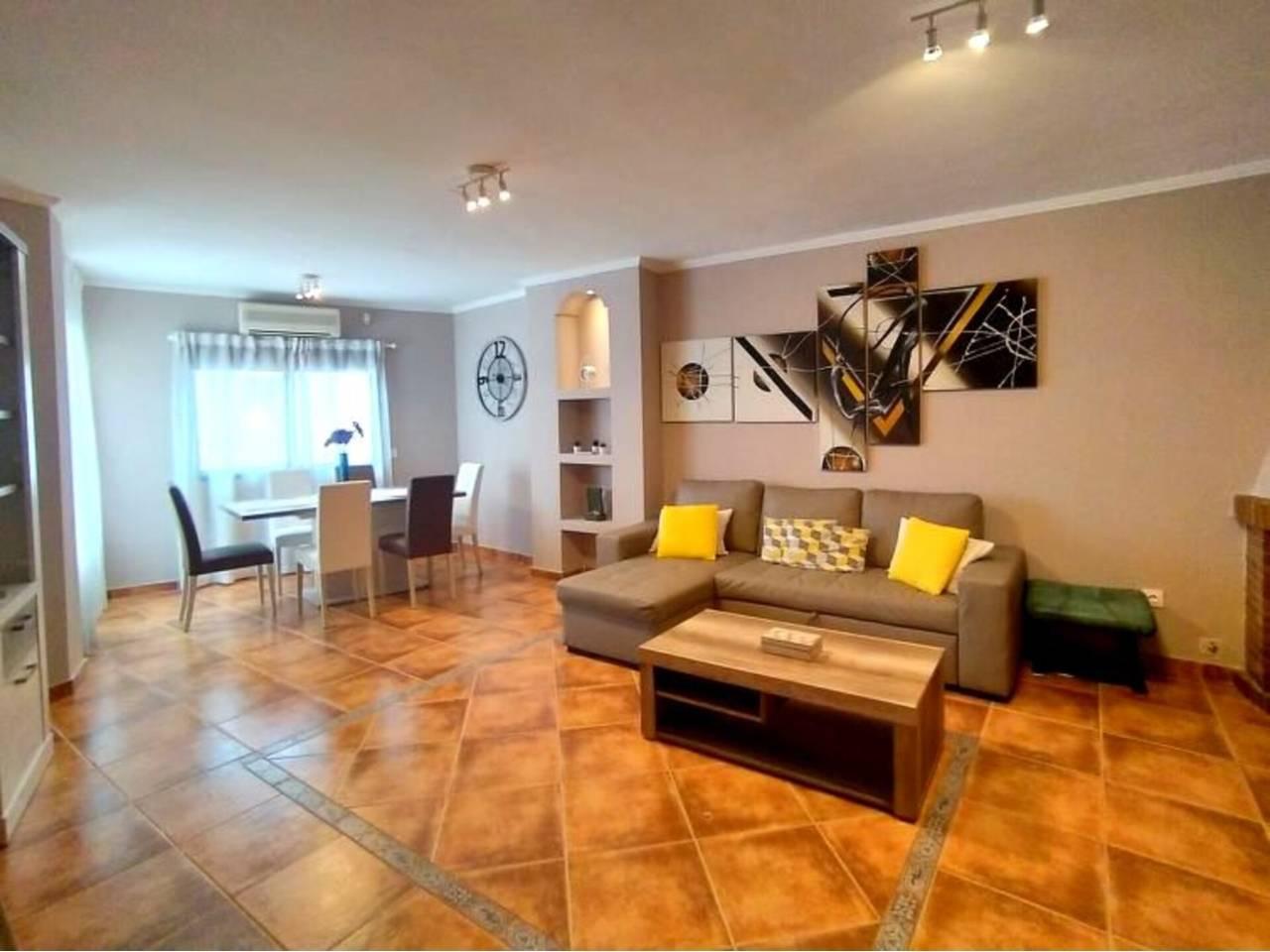 Casa Adosada de 5 Dormitorios en venta en Alicante