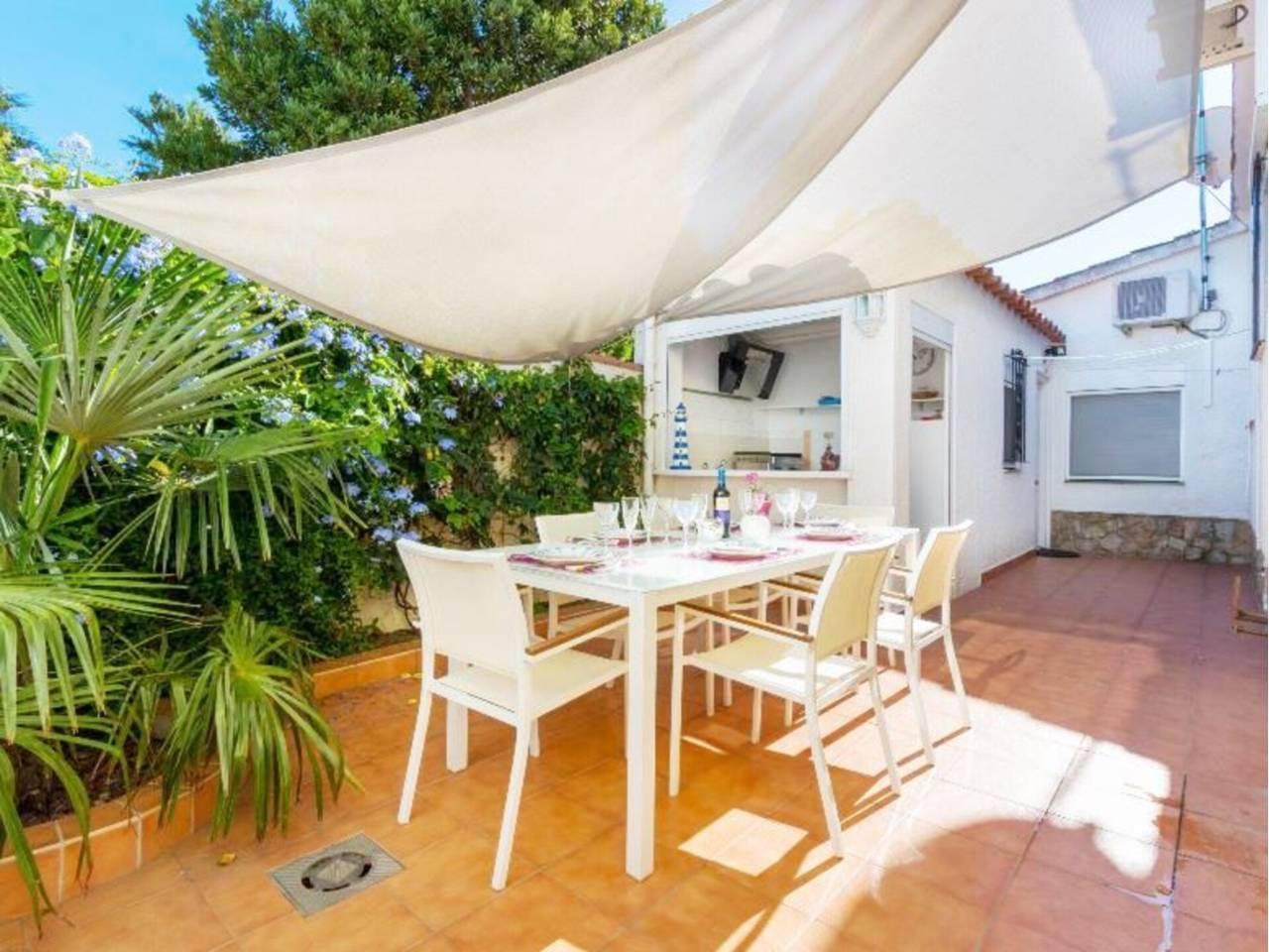 Casa Adosada de 3 Dormitorios y 2 Baños en venta en Empuriabrava
