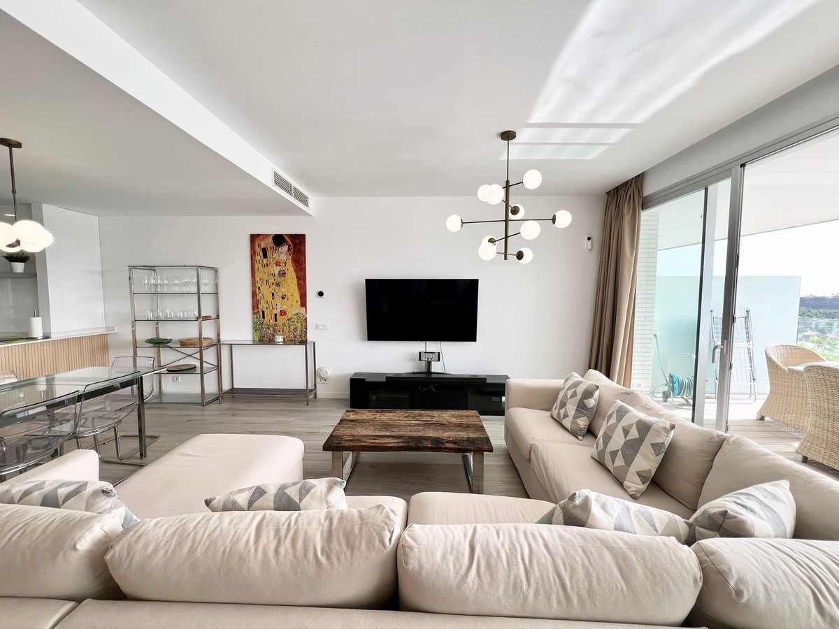 Casa Adosada de 3 Dormitorios en venta en Cancelada, Estepona