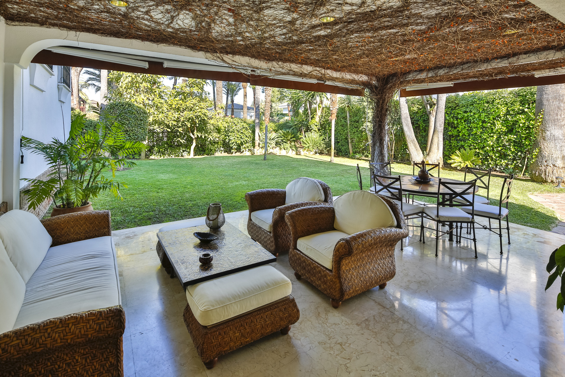 6 Slaapk., 4 Badk. - Villa te koop in Los Monteros, Marbella