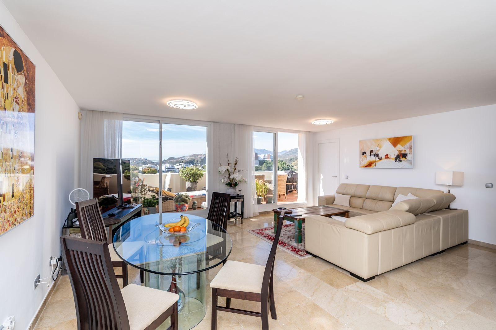 Piso de 4 Dormitorios en venta en Los Almendros, Benahavís