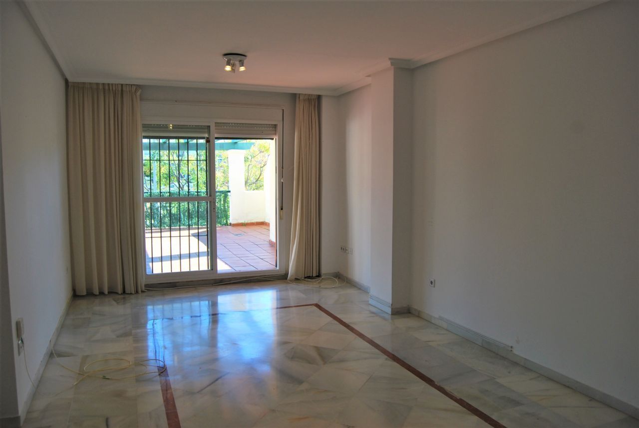 Piso de 3 Dormitorios y 2 Baños en venta en Nueva Andalucía, Marbella