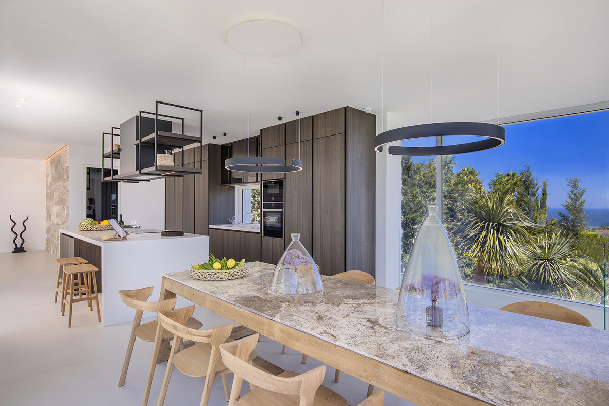 Casa de 5 Dormitorios y 5 Baños en venta en Nueva Milla de Oro, Estepona