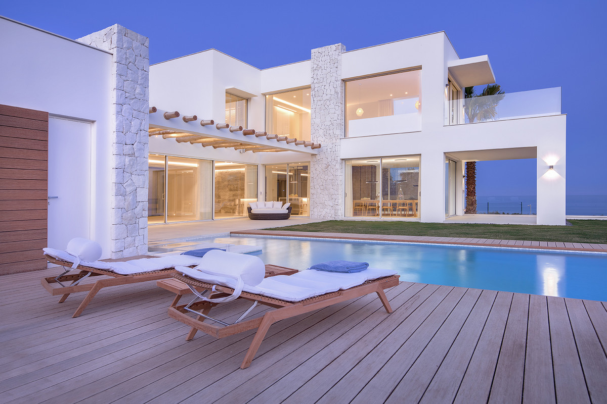 Casa de 5 Dormitorios y 5 Baños en venta en Nueva Milla de Oro, Estepona