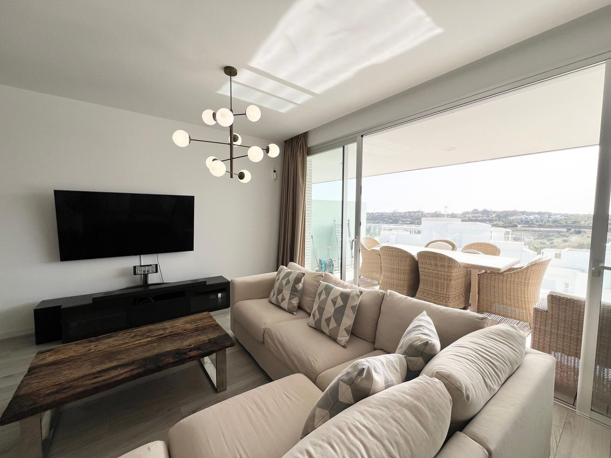 Casa Adosada de 3 Dormitorios en venta en Cancelada, Estepona