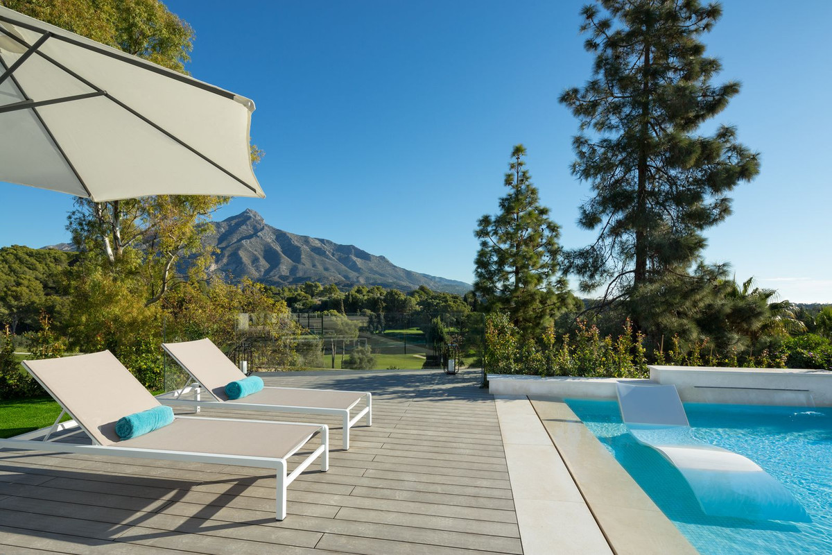 Casa de 5 Dormitorios y 5 Baños en venta en Nueva Andalucía, Marbella