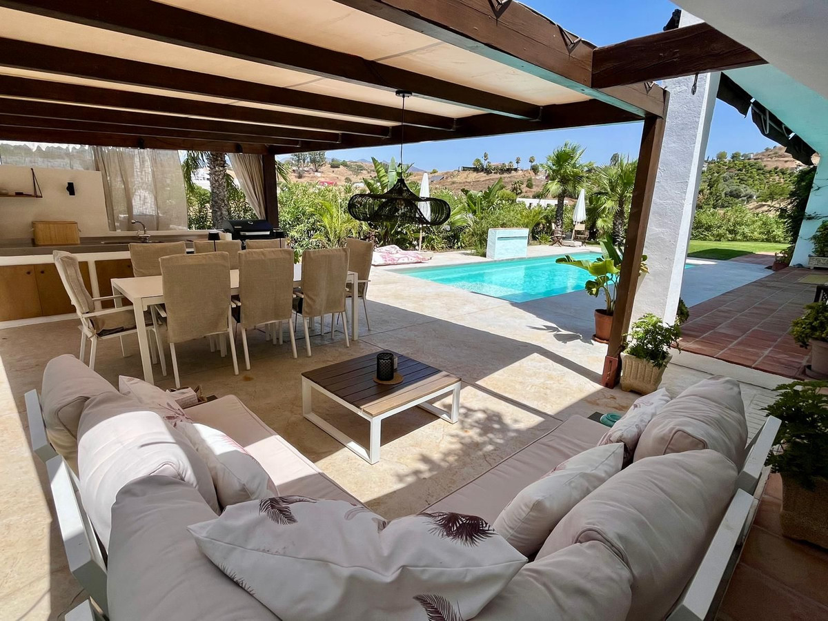 Casa de 5 Dormitorios y 4 Baños en venta en La Cala de Mijas