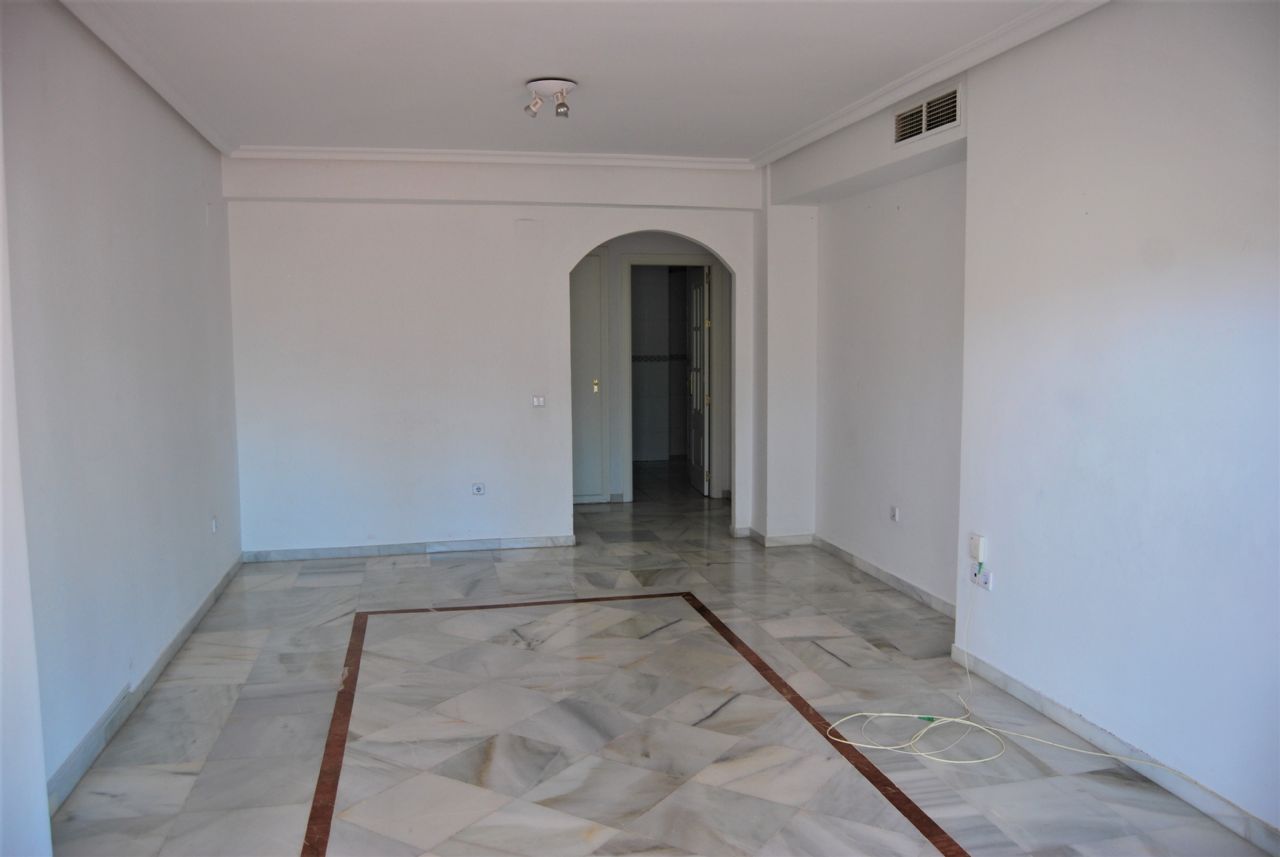 Piso de 3 Dormitorios y 2 Baños en venta en Nueva Andalucía, Marbella