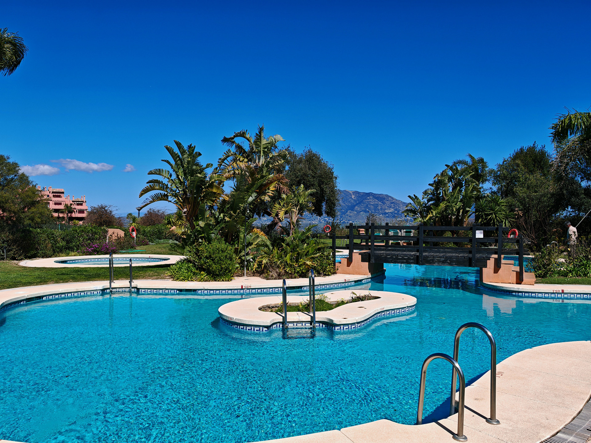 Casa Adosada de 3 Dormitorios y 3 Baños en venta en La Mairena, Marbella