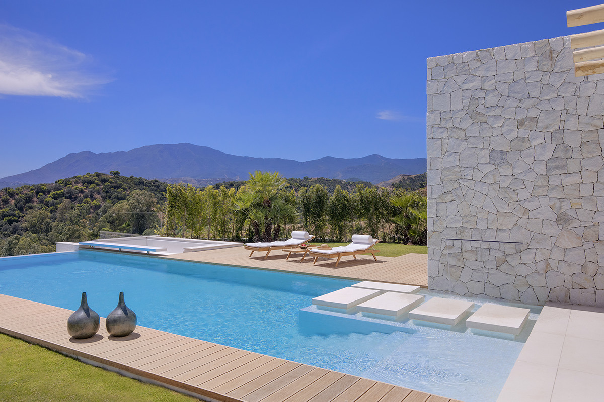 Casa de 5 Dormitorios y 5 Baños en venta en Nueva Milla de Oro, Estepona