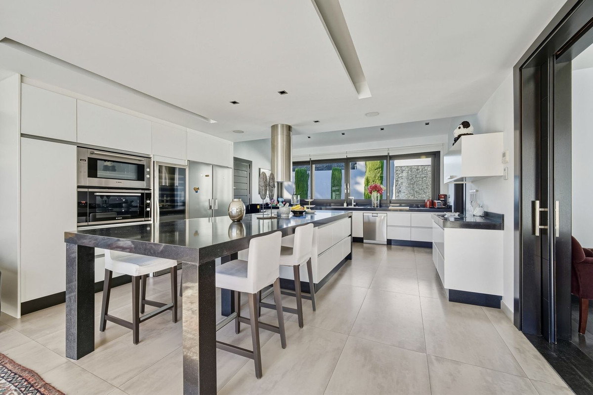 6 Bed, 7 Bath - Villa for Sale in Guadalmina Baja, San Pedro de Alcántara