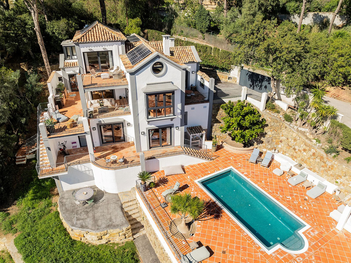 Casa de 4 Dormitorios en venta en El Madroñal, Benahavís
