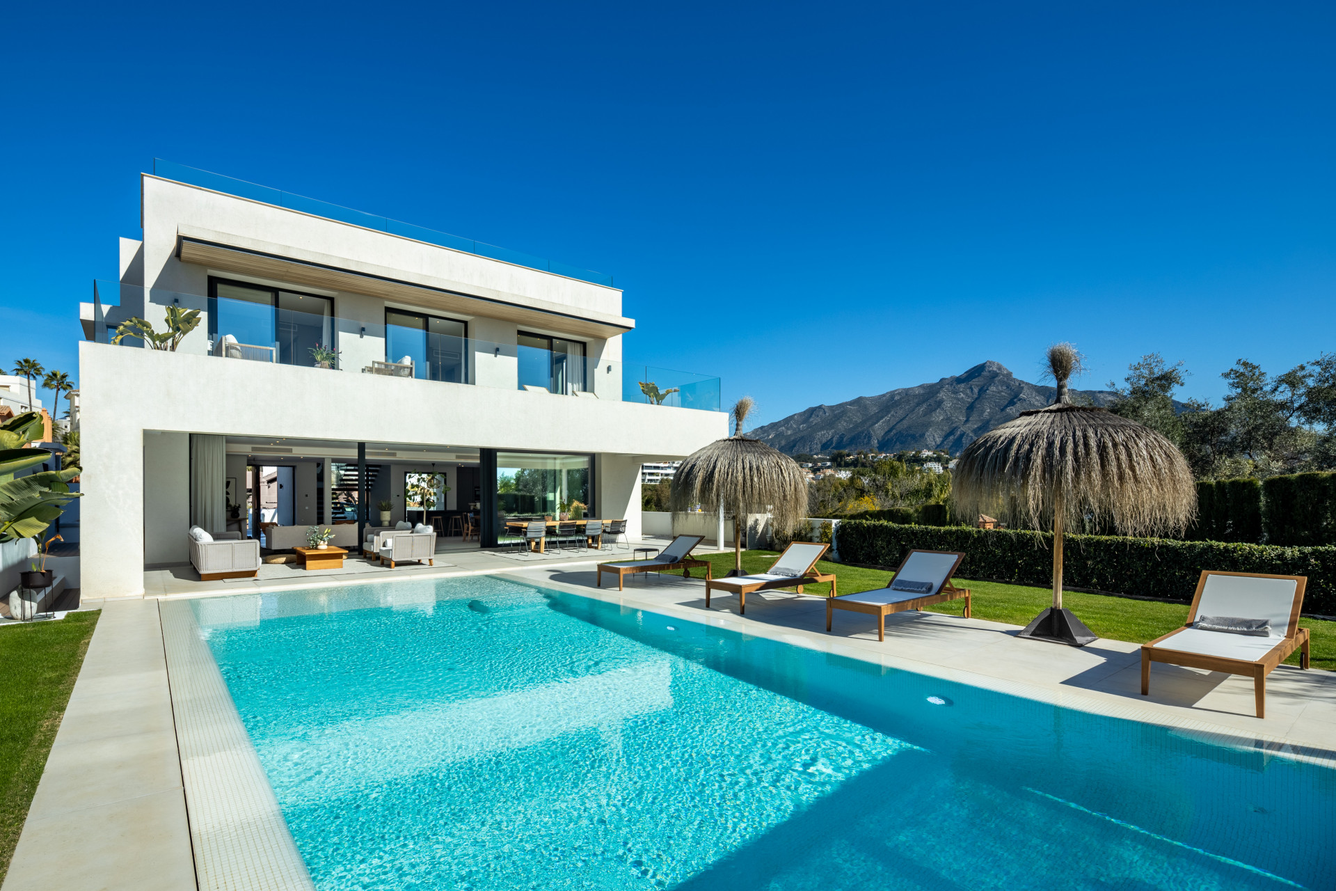 Casa de 5 Dormitorios y 5 Baños en venta en Nueva Andalucía, Marbella
