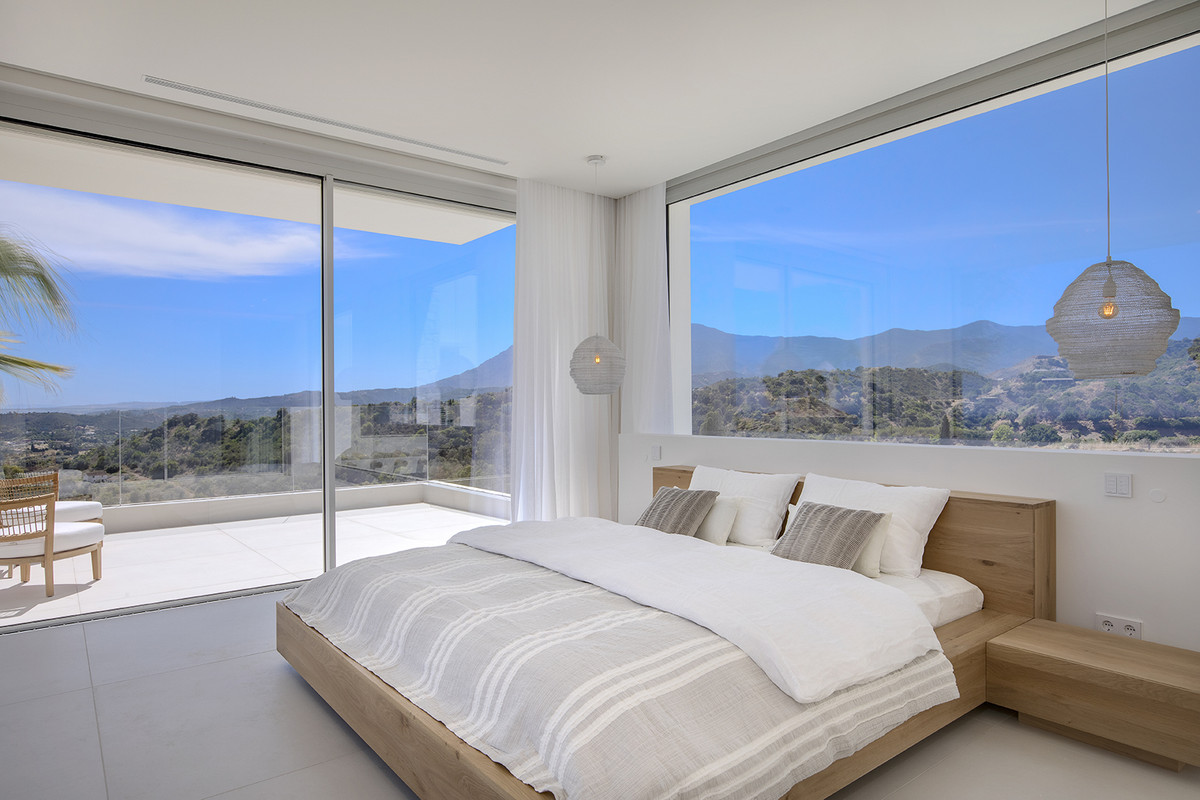 Casa de 5 Dormitorios y 5 Baños en venta en Nueva Milla de Oro, Estepona