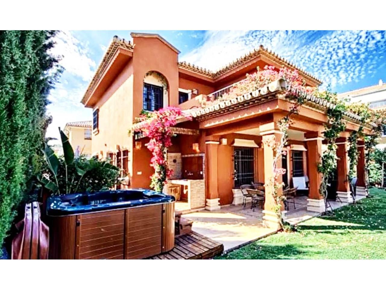 Casa Adosada de 5 Dormitorios en venta en Torremolinos Centro