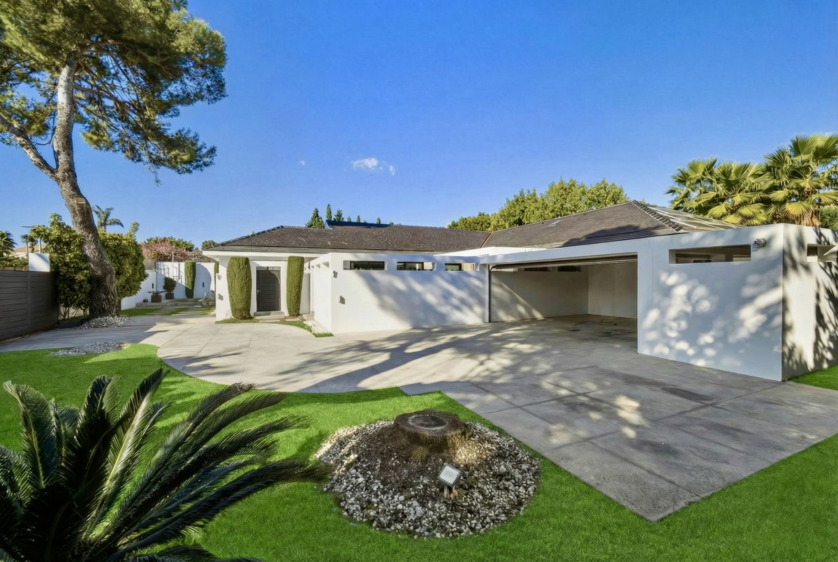 6 Bed, 7 Bath - Villa for Sale in Guadalmina Baja, San Pedro de Alcántara