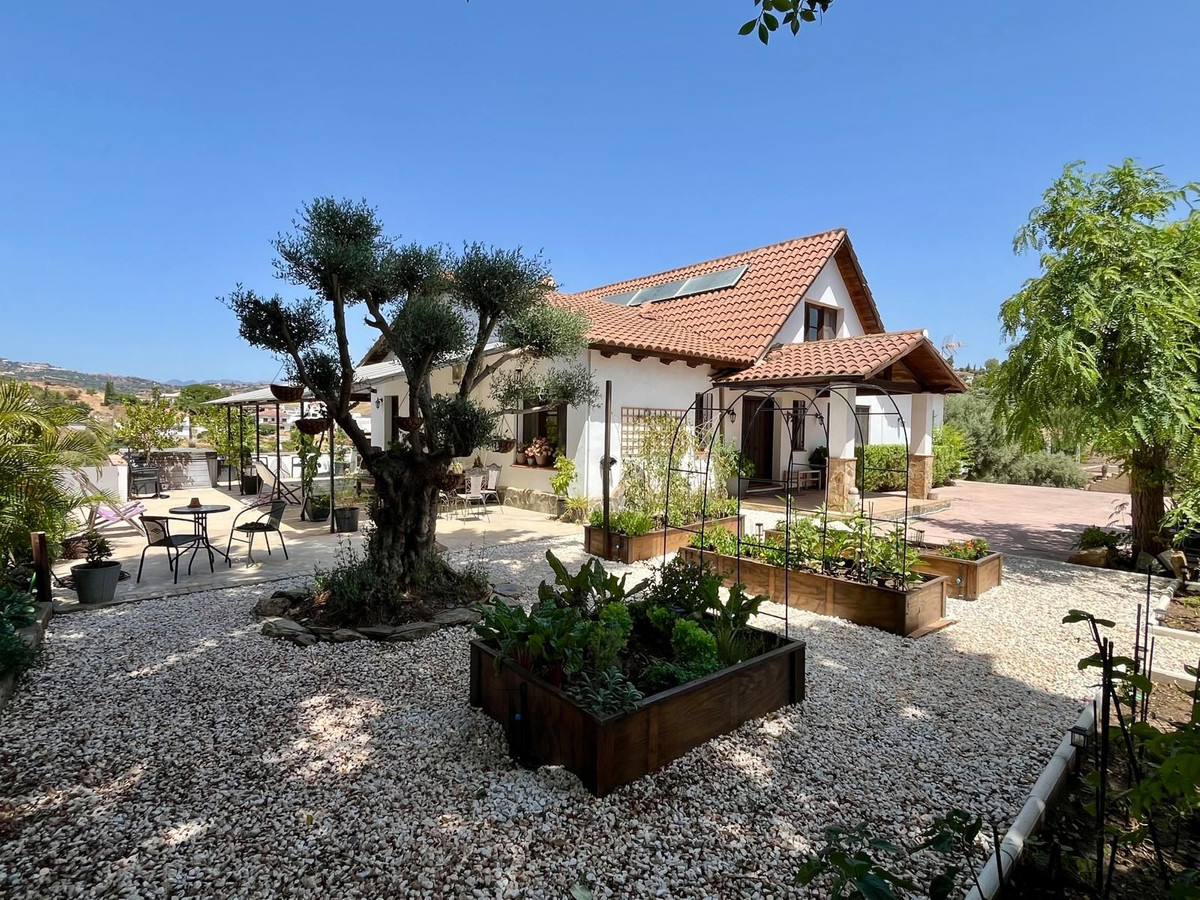 Casa de 5 Dormitorios y 4 Baños en venta en La Cala de Mijas