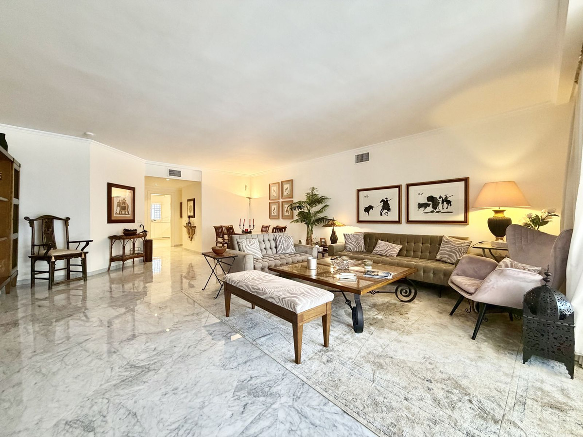 Piso de 2 Dormitorios y 2 Baños en venta en Milla de Oro, Marbella