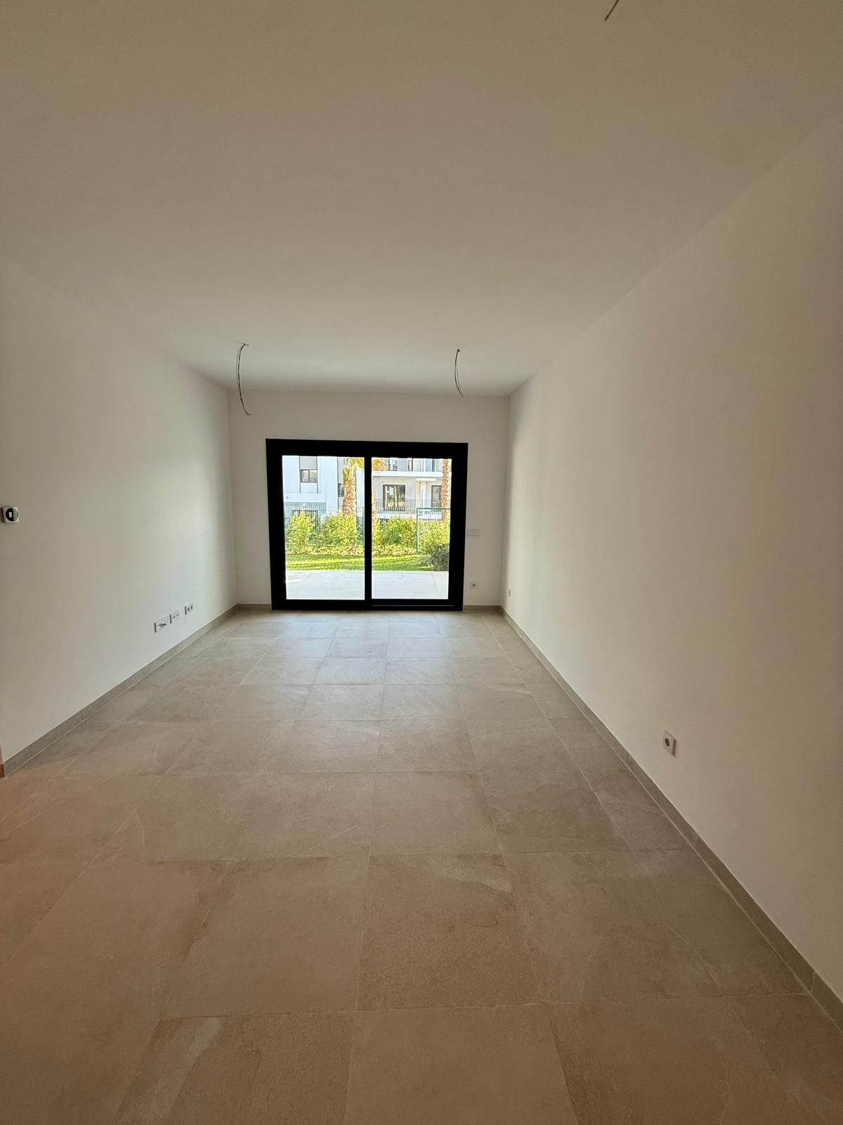 Piso de 2 Dormitorios en venta en La Alqueria, Estepona