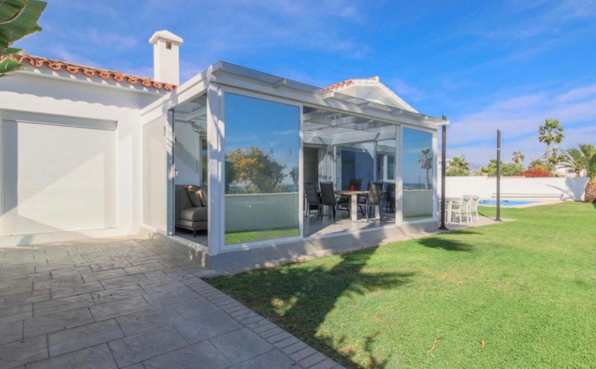 Casa de 3 Dormitorios en venta en Cancelada, Estepona