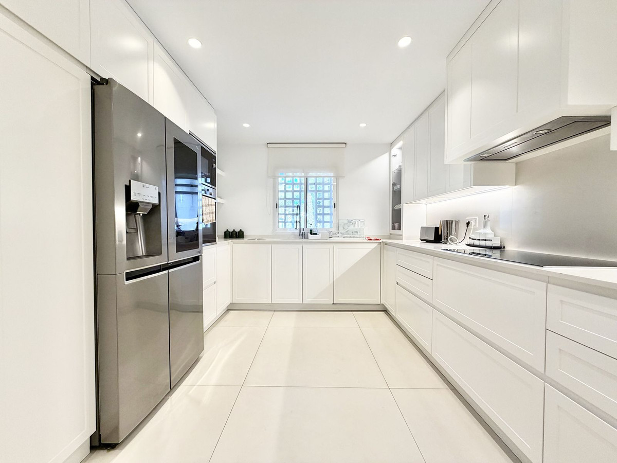 Piso de 2 Dormitorios y 2 Baños en venta en Milla de Oro, Marbella