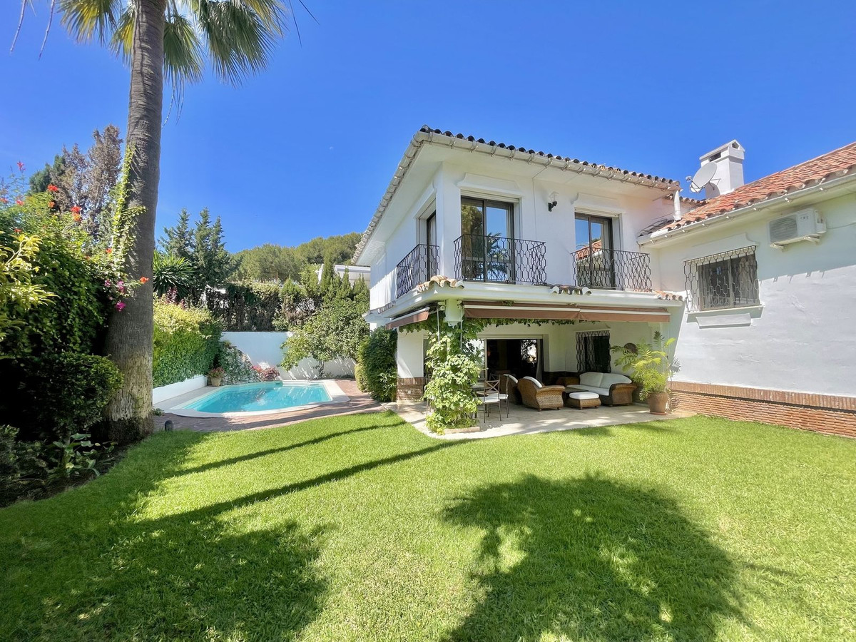 Casa de 6 Dormitorios y 5 Baños en venta en Los Monteros, Marbella