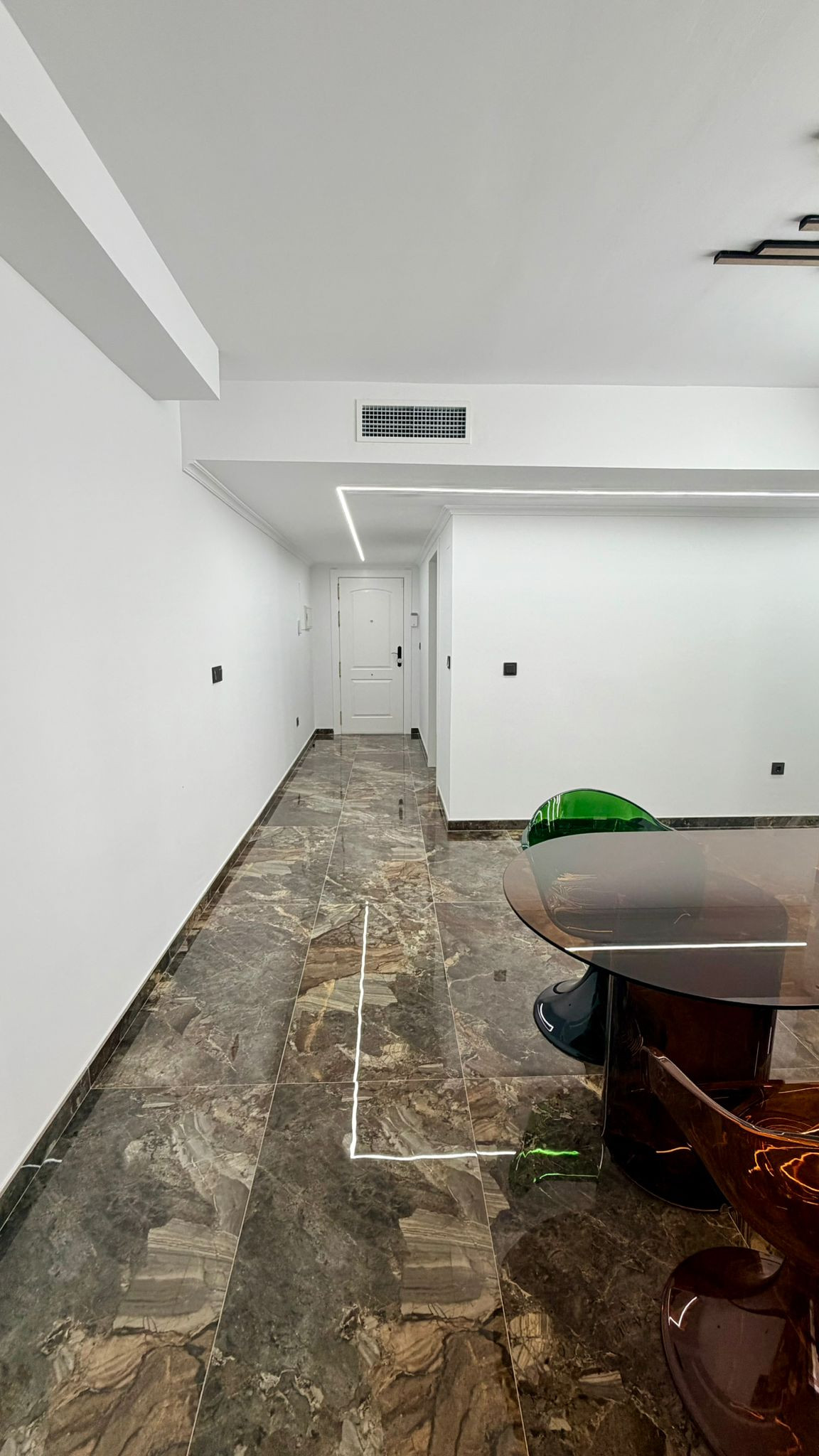 Piso de 3 Dormitorios y 2 Baños en alquiler en Elviria, Marbella