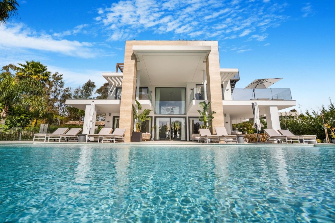 Casa de 6 Dormitorios y 7 Baños en venta en Milla de Oro, Marbella