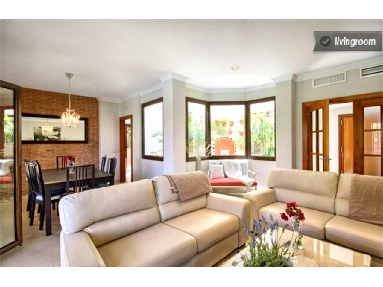 Casa Adosada de 5 Dormitorios en venta en Torremolinos Centro