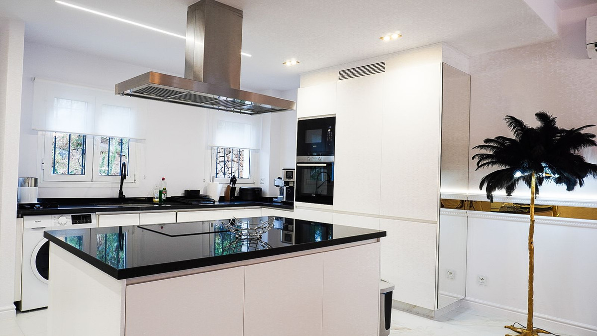 Piso de 2 Dormitorios y 1 Baño en venta en Nueva Andalucía, Marbella