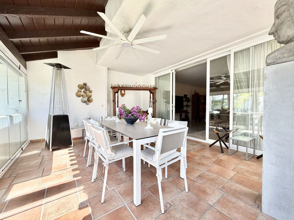 Piso de 2 Dormitorios y 2 Baños en venta en Milla de Oro, Marbella