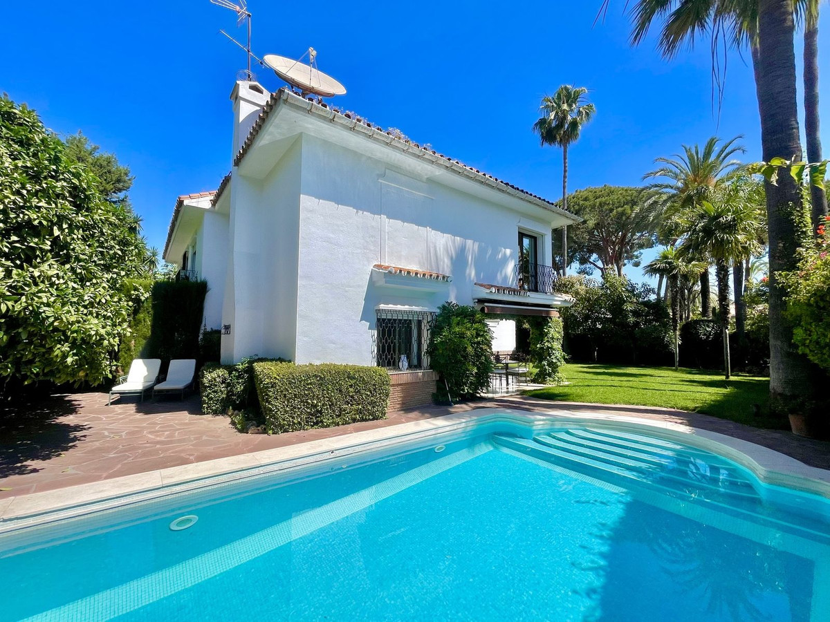 Casa de 6 Dormitorios y 5 Baños en venta en Los Monteros, Marbella
