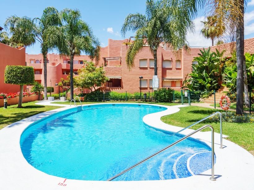 Piso de 2 Dormitorios y 2 Baños en venta en Costabella, Marbella