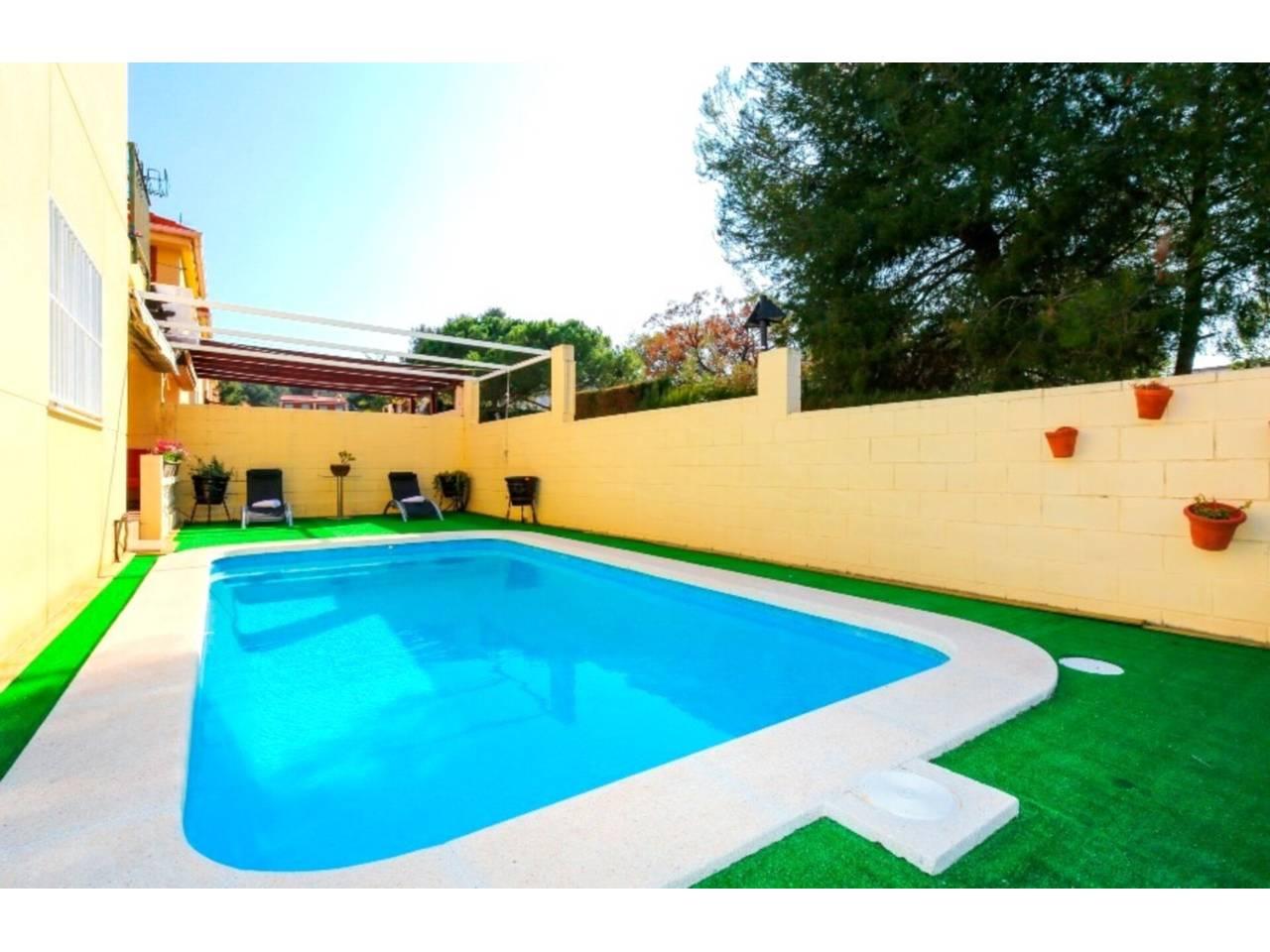 Casa Adosada de 4 Dormitorios y 3 Baños en venta en Salou