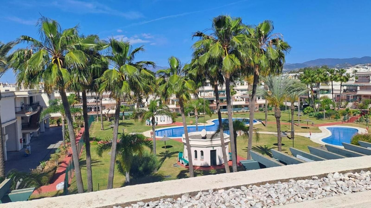 Piso de 2 Dormitorios y 2 Baños en venta en Nueva Andalucía, Marbella