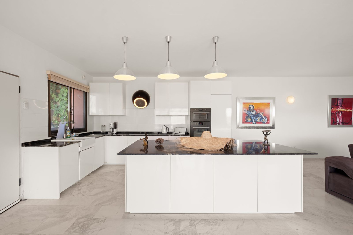 Piso de 2 Dormitorios en venta en La Mairena, Marbella